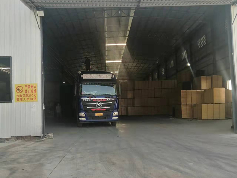 黑鷹建筑模板開(kāi)往山東